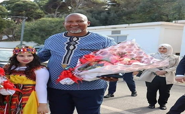 Avec les premiers jours de Ramadan, un migrant africain viole plus de 200 mineurs en échange de bananes et de bonbons en Algérie