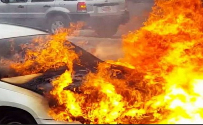 Incendie spectaculaire d’un véhicule au quartier 1er Novembre à Tébessa : 2 blessés évacués vers l’hôpital