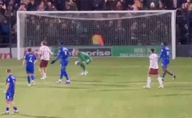 National League anglaise : un penalty bizarre vire en faute contre Rochdale et sème la confusion
