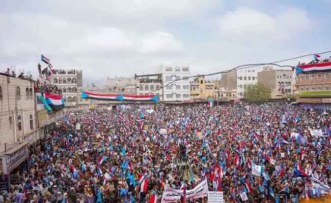 Yémen : Des milliers de sudistes manifestent contre le retour de Rachad al-Alimi à Aden – un cri de révolte après la défaite militaire du CTS