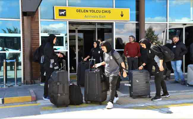 Retour de l&rsquo;équipe féminine iranienne : cinq joueuses rentrent après avoir retiré leur demande d&rsquo;asile en Australie
