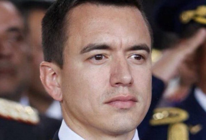 L’Équateur expulse toute l’ambassade cubaine : des documents brûlés sur le toit de la mission diplomatique