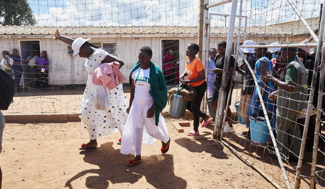 Zimbabwe : près de 4 000 détenus libérés dans le cadre d’une amnistie présidentielle controversée