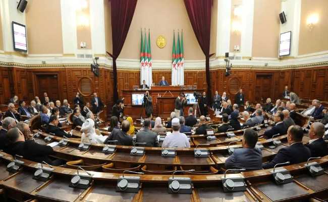 Algérie – France : le Parlement adopte la loi révisée sur la criminalisation de la colonisation, les clauses d’excuses et de réparations généralisées retirées