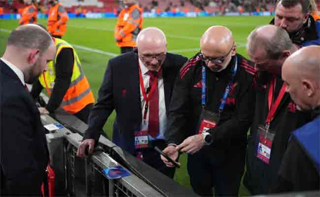 Ligue des champions : Noa Lang gravement blessé au pouce, partiellement amputé après collision avec un panneau publicitaire