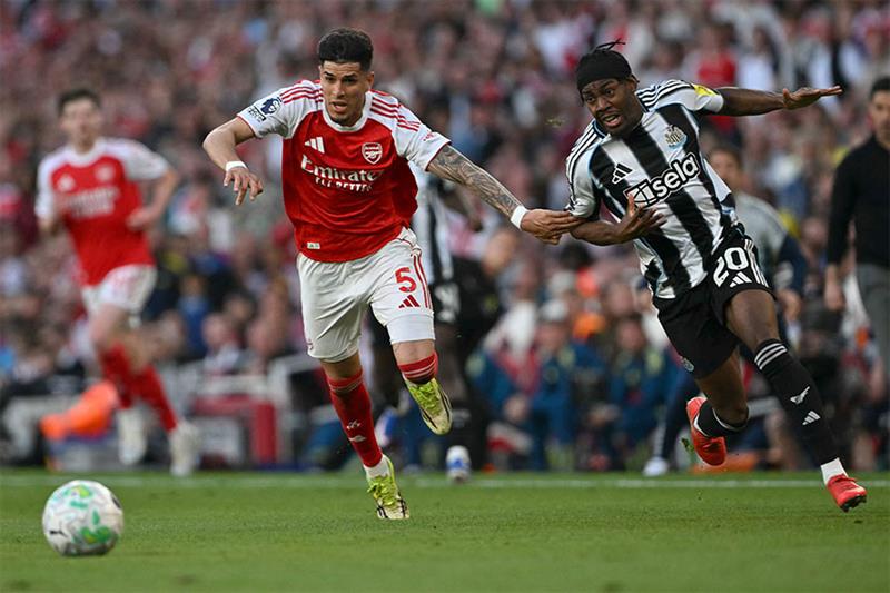 Arsenal reprend les commandes, Tottenham gagne enfin mais reste englué dans la crise