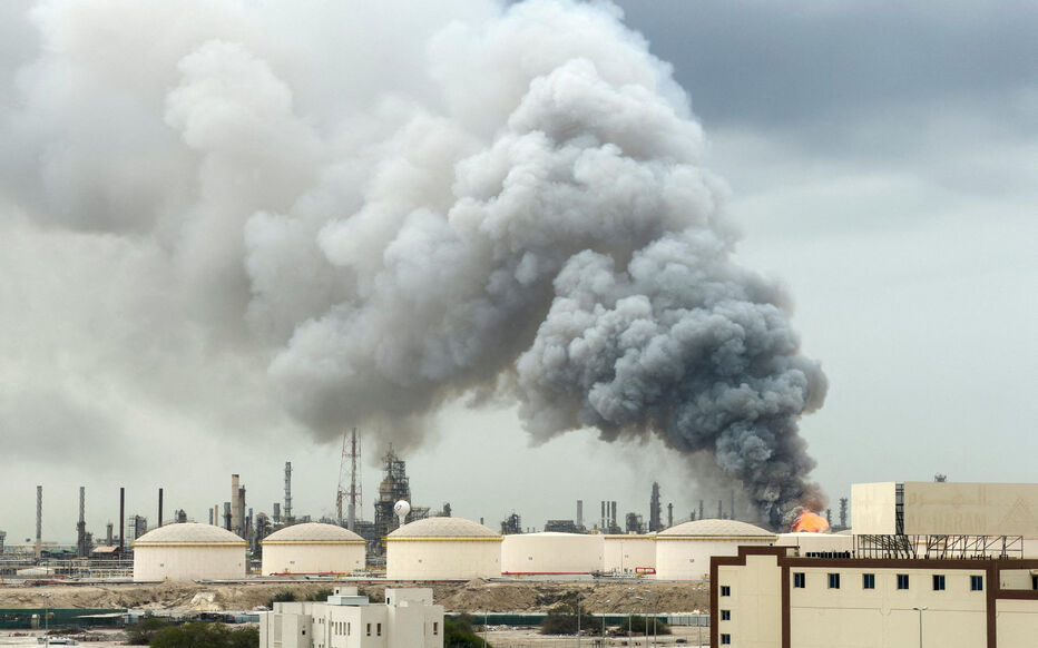L’Iran déchaîne sa fureur sur le Golfe : Drones et missiles provoquent des incendies géants au aux Émirats, à Bahreïn et au Koweït