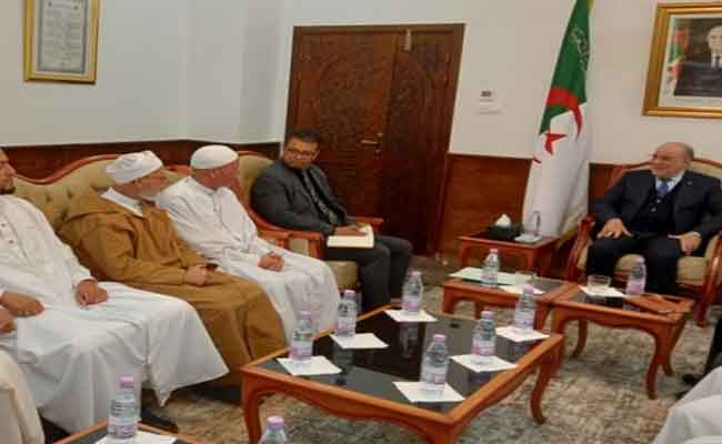 Le ministre des Affaires religieuses encourage les imams algériens en partance pour Al-Azhar