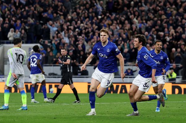 Everton offre un cadeau royal à Arsenal : Manchester City freiné par un (3-3) et voit le titre lui échapper !