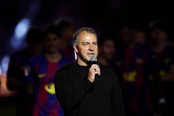 Hansi Flick officialise sa prolongation avec le FC Barcelone jusqu’en 2028 : la continuité au cœur du projet blaugrana