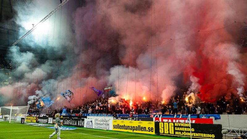Incendie et panique en tribunes : le derby de Stockholm brièvement interrompu après des débordements pyrotechniques