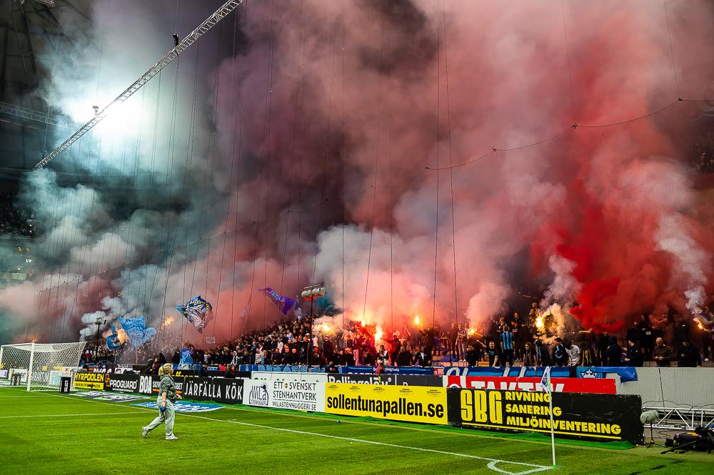 Incendie et panique en tribunes : le derby de Stockholm brièvement interrompu après des débordements pyrotechniques