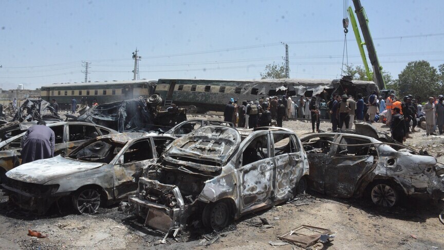 Pakistan : une puissante explosion fait dérailler un train près de Quetta, au moins 27 blessés