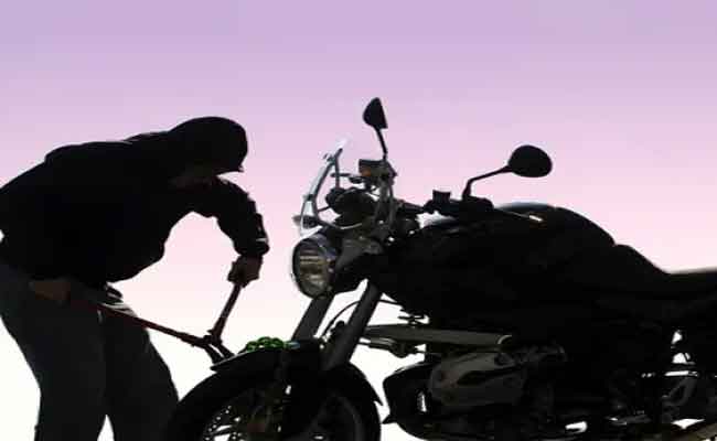 Alger : Le procureur requiert 6 ans de prison ferme contre un voleur de motos récidiviste à Bir Mourad Raïs