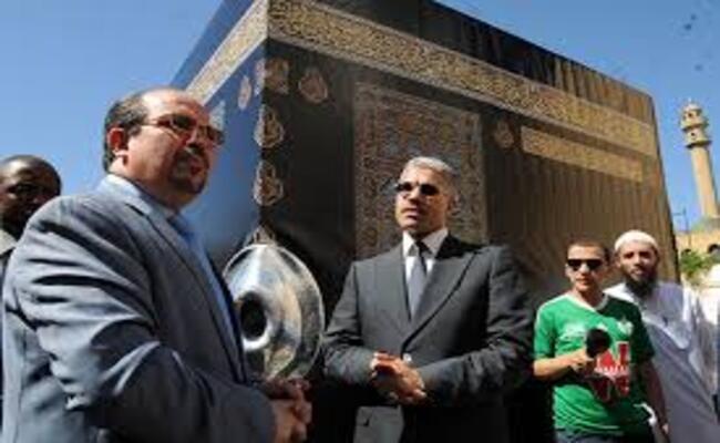 Selon le “docteur des ânes” Doumir, le pèlerinage de tous les musulmans est faux, car les rites du hadj devraient se dérouler en Algérie et non en Arabie saoudite