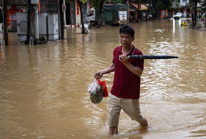 Taïwan sous les eaux : deux morts après des pluies torrentielles, les alertes maintenues