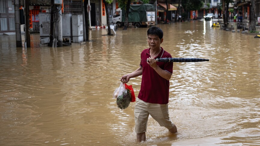 Taïwan sous les eaux : deux morts après des pluies torrentielles, les alertes maintenues