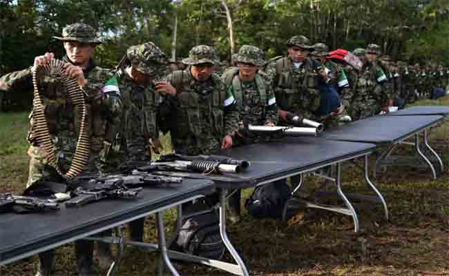 Colombie : 99 guérilleros du CNEB déposent leurs armes dans une séquence de désarmement scénarisée