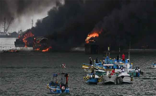 Équateur : un incendie dévastateur au port de Manta détruit 35 bateaux et cause plus d’un million de dollars de pertes