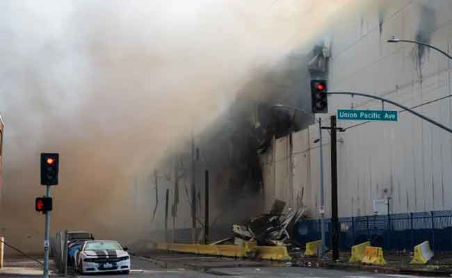 Los Angeles : un incendie géant dans un entrepôt déclenche l’état d’urgence face aux risques sanitaires