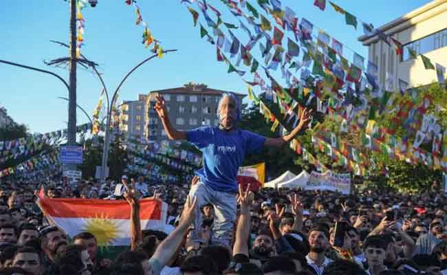 Turquie : des milliers de Kurdes dans les rues de Diyarbakır appellent à la libération d’Abdullah Öcalan