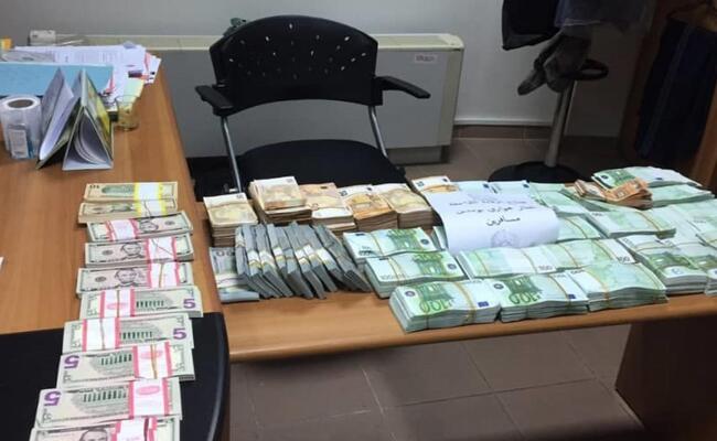7 ans de prison pour un caissier principal d&rsquo;une agence bancaire ayant distribué plus de 28 000 dollars contrefaits à son beau-frère
