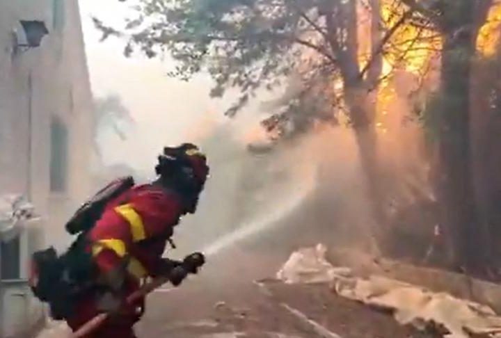 Incendies en Espagne : l&rsquo;état d&rsquo;urgence décrété, des villages évacués, des routes coupées et des ânes mobilisés pour freiner les flammes