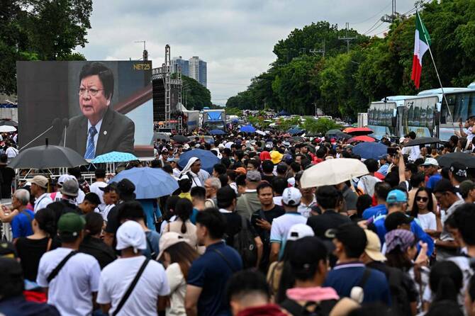 Philippines : un mandat d’arrêt contre un sénateur pro-Duterte déclenche une mobilisation massive