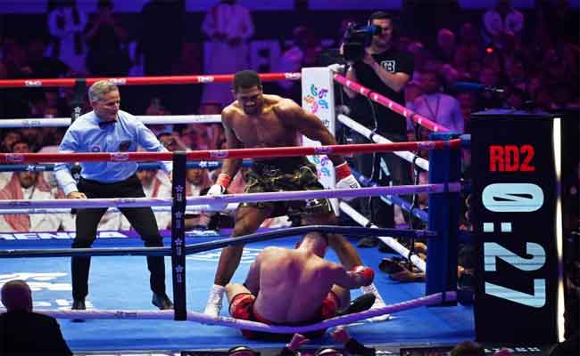 Anthony Joshua tombe deux fois mais renverse Kristian Prenga par KO avant son immense duel contre Tyson Fury