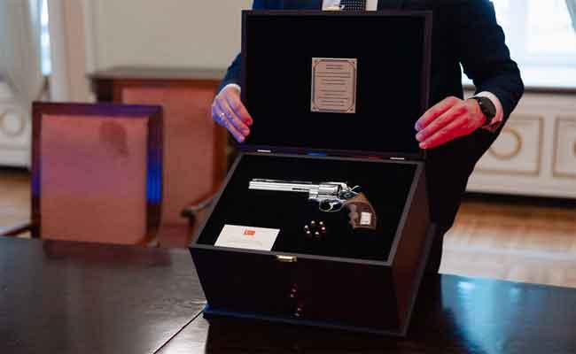 Un pistolet et six balles : le cadeau insolite d&rsquo;Erdogan surprend les dirigeants de l&rsquo;OTAN et soulève des questions de sécurité