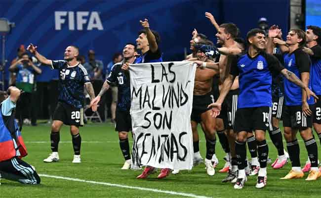 Énorme polémique au Mondial 2026 : Londres exige une enquête de la FIFA après la banderole des joueurs argentins sur les Malouines