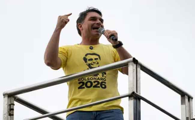 Présidentielle au Brésil : Flavio Bolsonaro porte les couleurs du camp conservateur face à Lula
