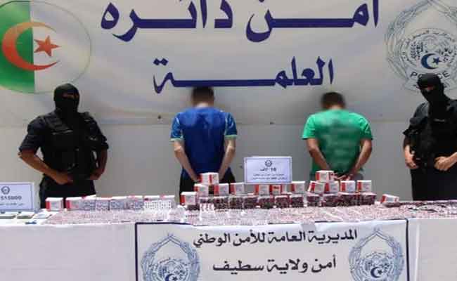 Interception de 2 individus en flagrant délit avec plus de 10 000 capsules de psychotropes à Sétif