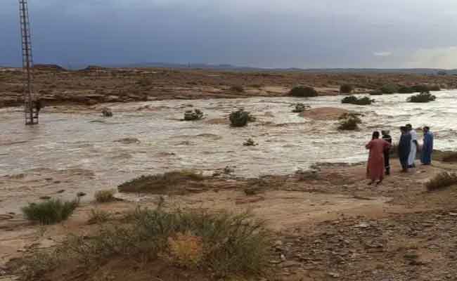 Laghouat : emporté par les crues, un homme survit en s&rsquo;agrippant à un poteau électrique
