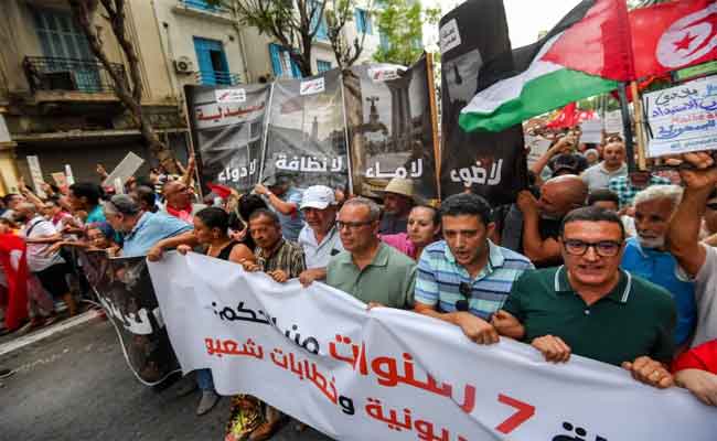 Tunisie : cinq ans après l&rsquo;instauration de l&rsquo;état d&rsquo;urgence, des milliers de manifestants réclament le départ de Kaïs Saïed