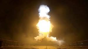 L&rsquo;Iran tire des missiles sur des bases américaines aux Émirats arabes unis, au Qatar, à Bahreïn et en Jordanie ; Téhéran réagit après les funérailles de Khamenei