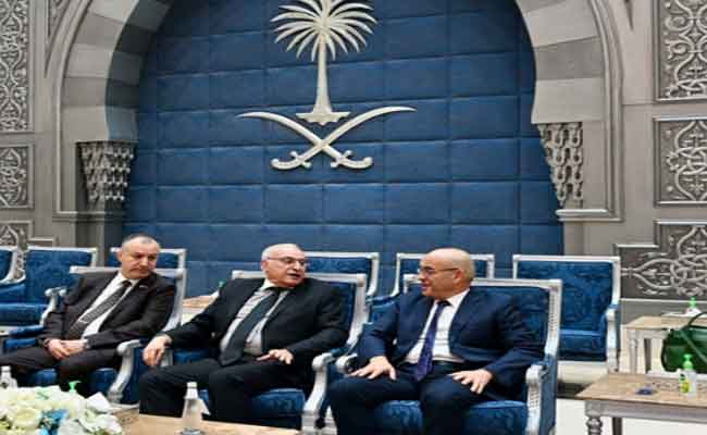 Attaf arrive en Arabie Saoudite pour participer aux travaux de la session extraordinaire de l&rsquo;Organisation de la Coopération Islamique