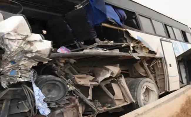 Collision entre un camion et un bus fait un mort et 38 blessés à Relizane