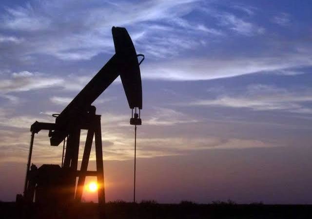 Les prix du pétrole brut chutent de plus de 5 % : les marchés misent sur un accord, mais Téhéran dément