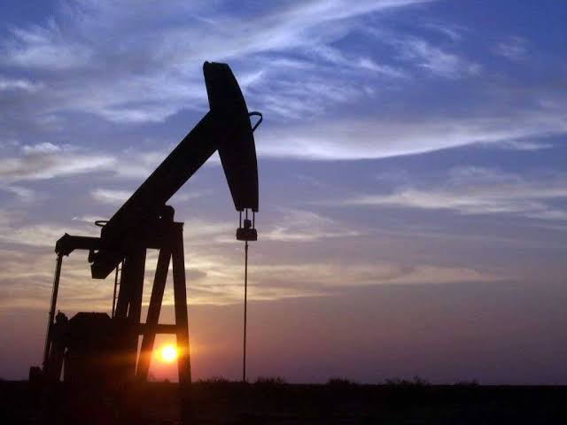 Les prix du pétrole brut chutent de plus de 5 % : les marchés misent sur un accord, mais Téhéran dément