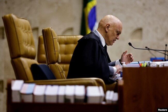 Brésil : des échanges avec un banquier emprisonné plongent le juge Moraes dans la controverse