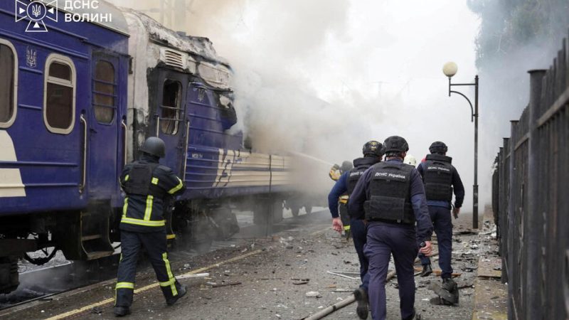 Ukraine : un drone russe frappe un train près de la frontière polonaise, peu après le passage de Boris Johnson et de responsables européens