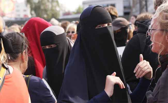 Italie : Meloni interdit le niqab et la burqa à l’école et encadre les élèves maîtrisant mal l’italien