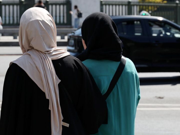 France : le débat sur l’interdiction du hijab suscite une vague de mobilisation sur les réseaux sociaux