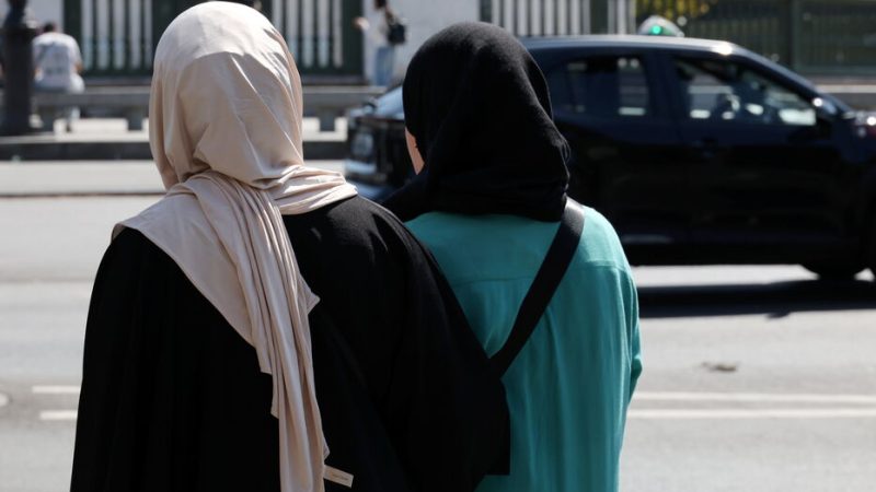 France : le débat sur l’interdiction du hijab suscite une vague de mobilisation sur les réseaux sociaux