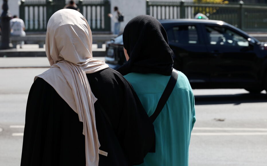 France : le débat sur l’interdiction du hijab suscite une vague de mobilisation sur les réseaux sociaux