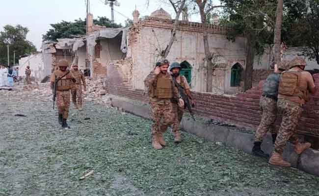 Pakistan : une voiture piégée explose dans une mosquée, au moins 31 morts, dont 16 policiers, et plus de 100 blessés