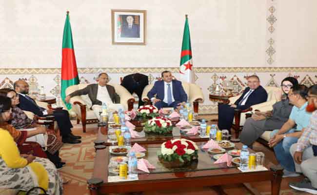Mohamed Arkab accueille son homologue bangladais lors d’une visite de travail en Algérie