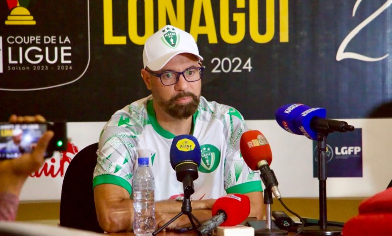 MC Alger : Lakhdar Adjali en pole pour succéder à Khaled Benyahia