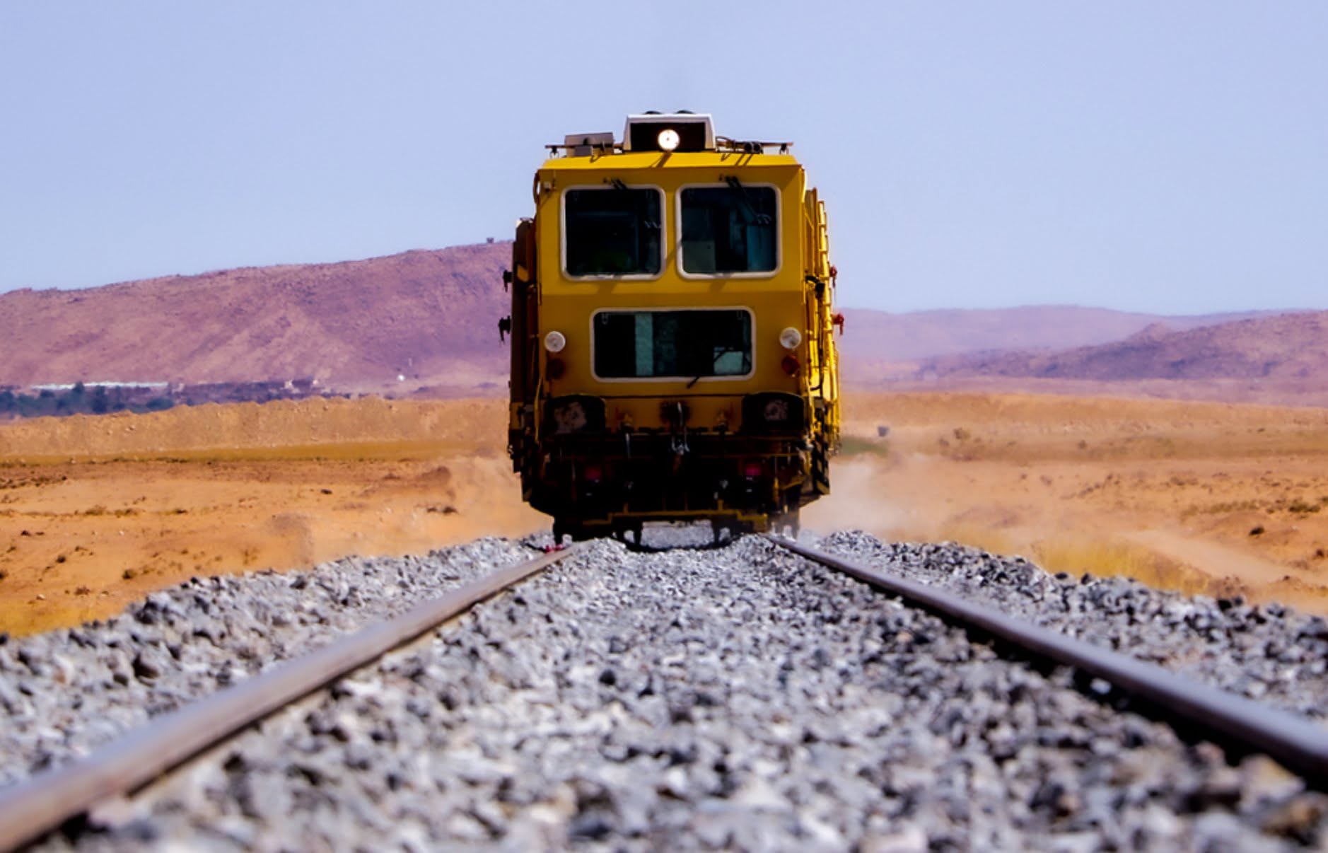Grave agression contre un train de marchandises à Relizane : un conducteur grièvement blessé